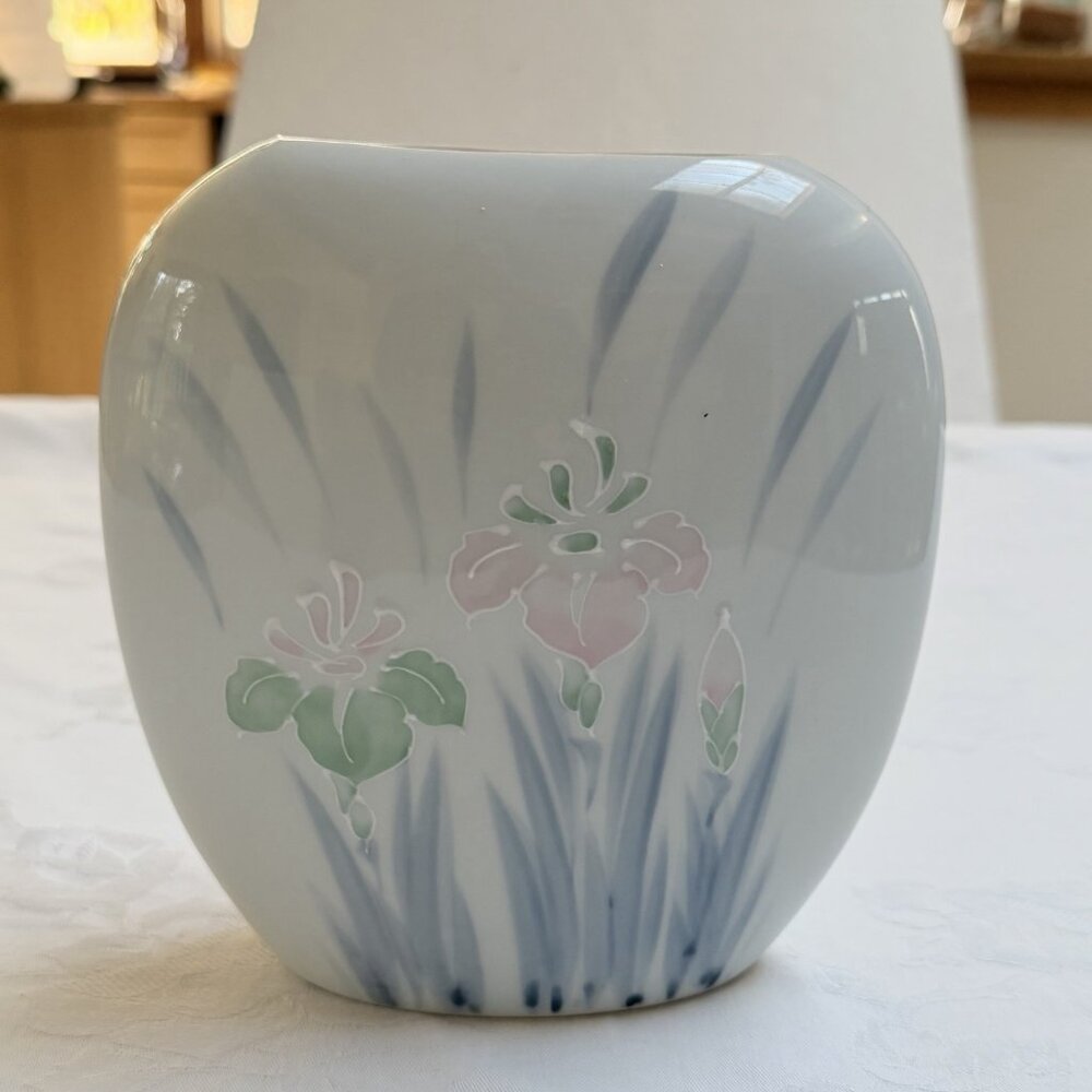 Japanese Porcelain Hand Painted Blue‎ Pink Iris Flowers White Decor Floral Vase